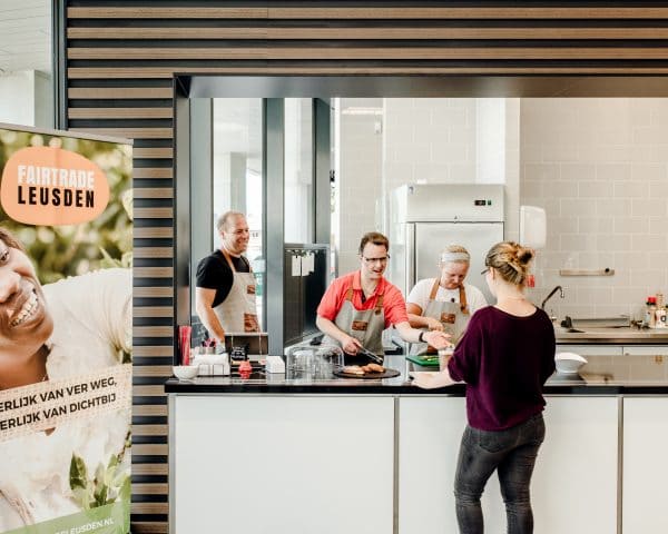 Een bestelling ophalen in de keuken van Huis van Leusden