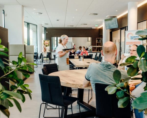 Mensen met een beperking werken in de bediening bij Huis van Leusden, mooi voorbeeld van sociale cohesie!