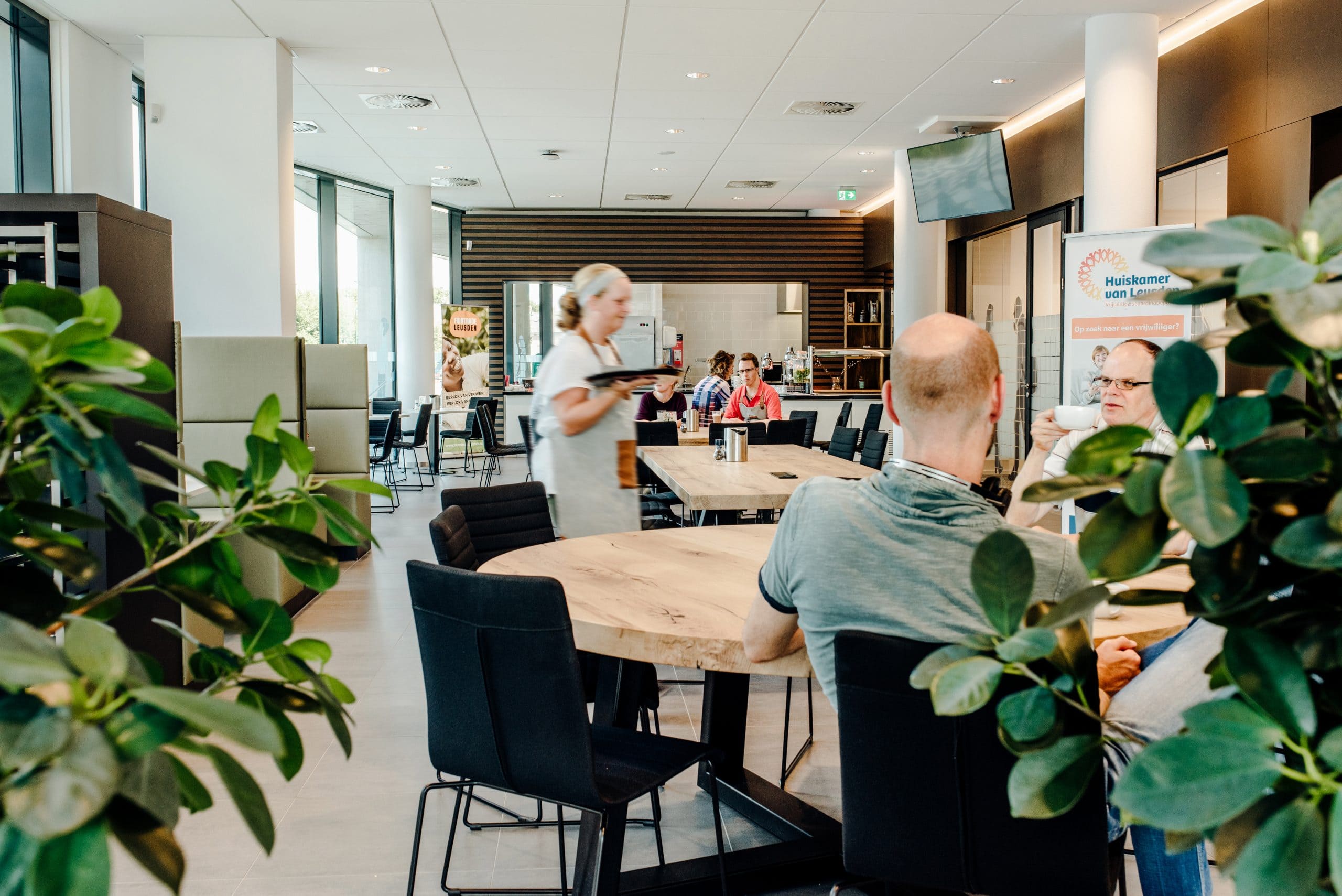 Mensen met een beperking werken in de bediening bij Huis van Leusden, mooi voorbeeld van sociale cohesie!