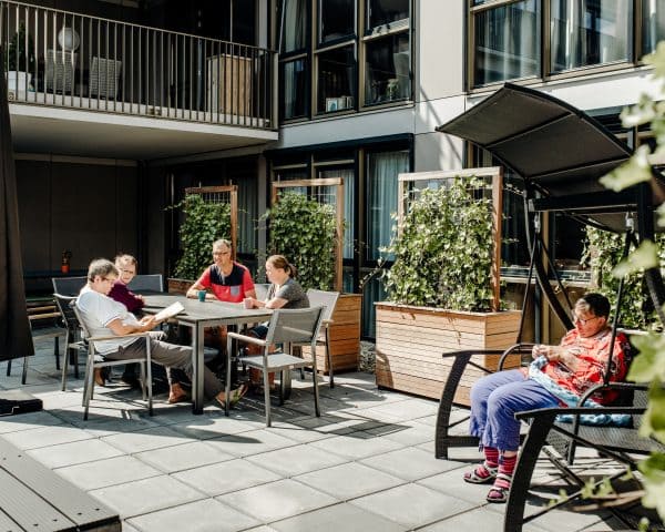 Op het binnenterras van Huis van Leusden, een project van Zenzo Maatschappelijk Vastgoed