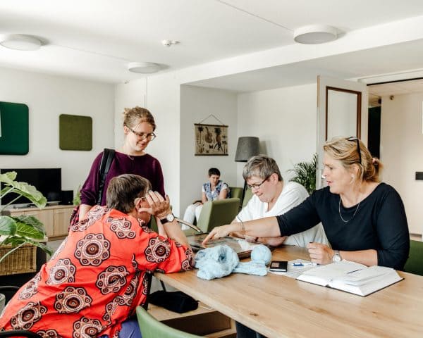 Bewoners van Huis van Leusden aan tafel